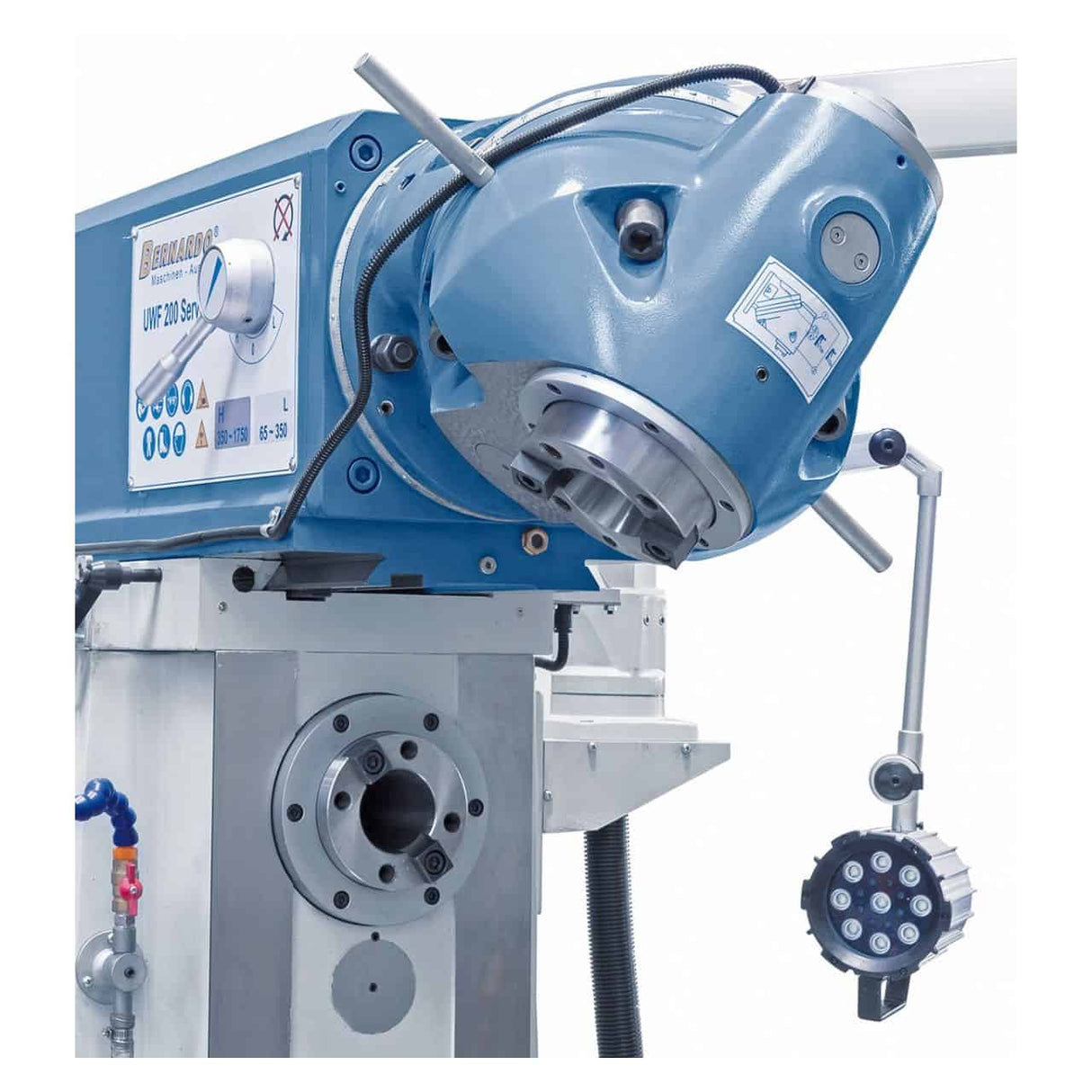 Universal milling machine with servo-assisted turret for UWF 200 Servo feeds