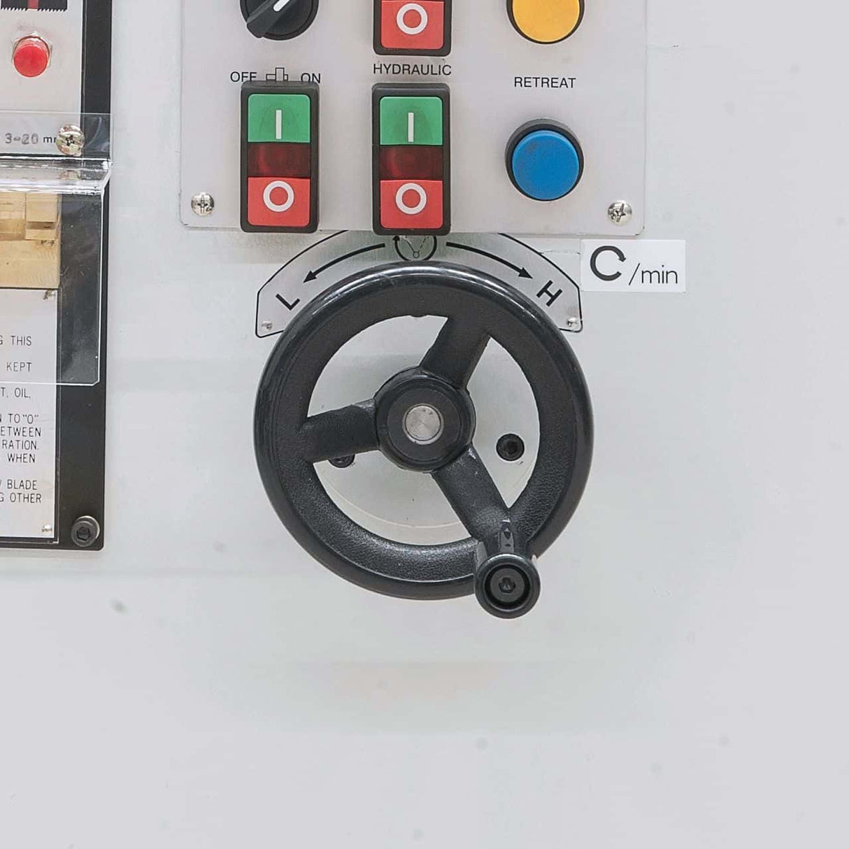 Vertical band saw with automatic table feed VMS 610 A