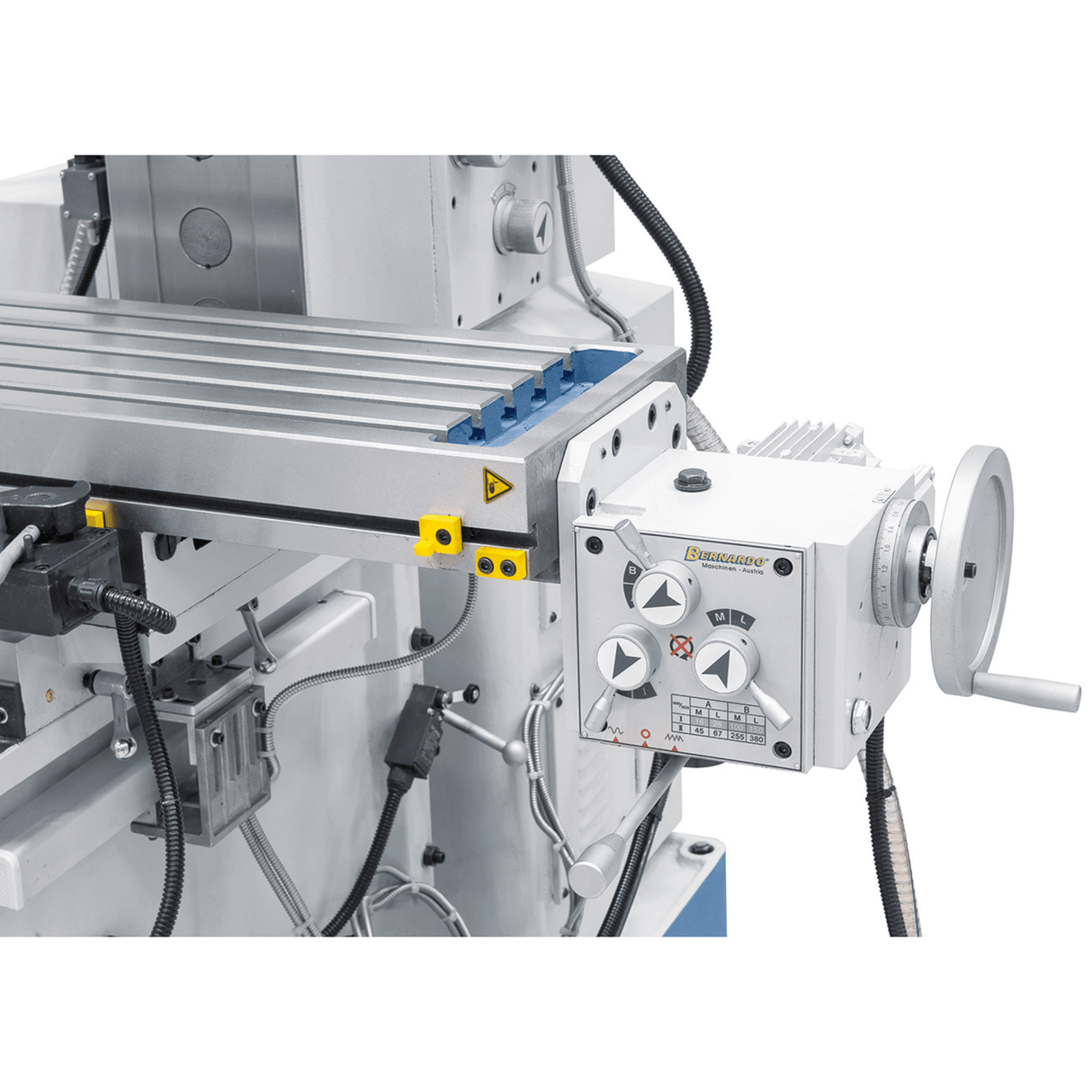 Universal milling machine UWF 90 with digital position display