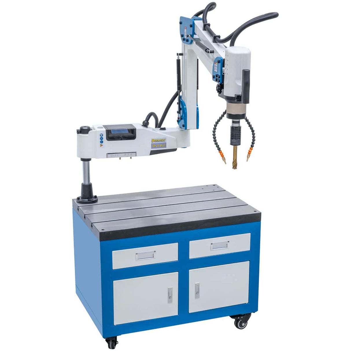 Filettatrice elettrica Bernardo TM 36 BLO / R 1700 con braccio orientabile R1700, touchscreen, micro-spruzzo e dispositivo di soffiaggio per maschiature industriali di grandi dimensioni.