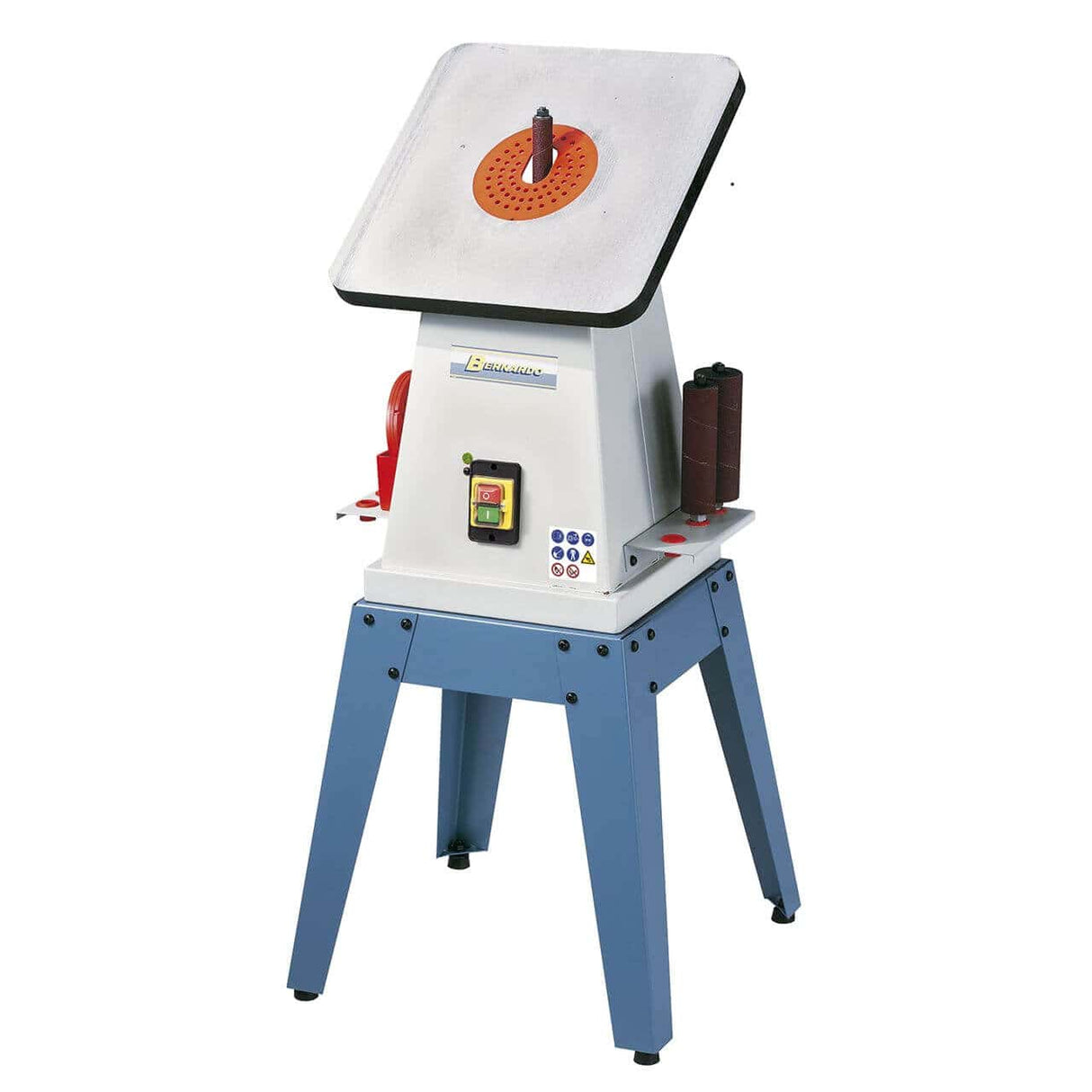 Vista frontale della levigatrice a mandrino oscillante OVS 80 con piano inclinabile 0°–45°, stand integrato con vano accessori, attacco aspirazione Ø 50 mm e 3 mandrini abrasivi in dotazione.