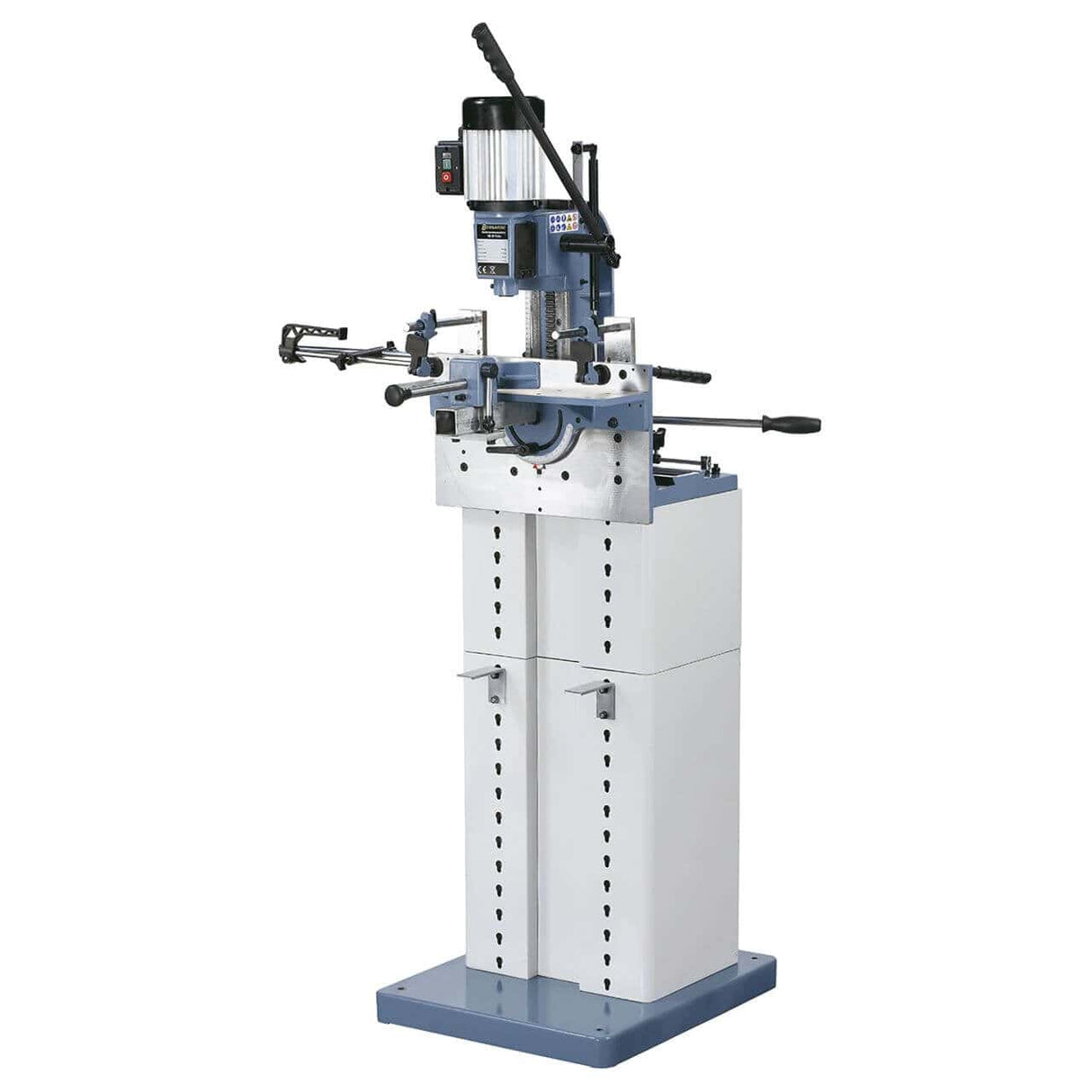 Macchina mortasatrice per porte e telai in legno con tavolo inclinabile, bloccaggi eccentrici e gruppo mandrino regolabile in più direzioni. Robusta, precisa e adatta a usi intensivi.