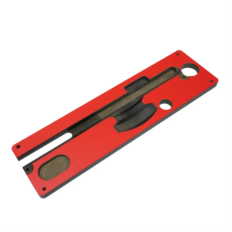 Inserto senza fessura predefinita, in materiale resistente, pronto per essere sagomato direttamente con la propria lama da banco.