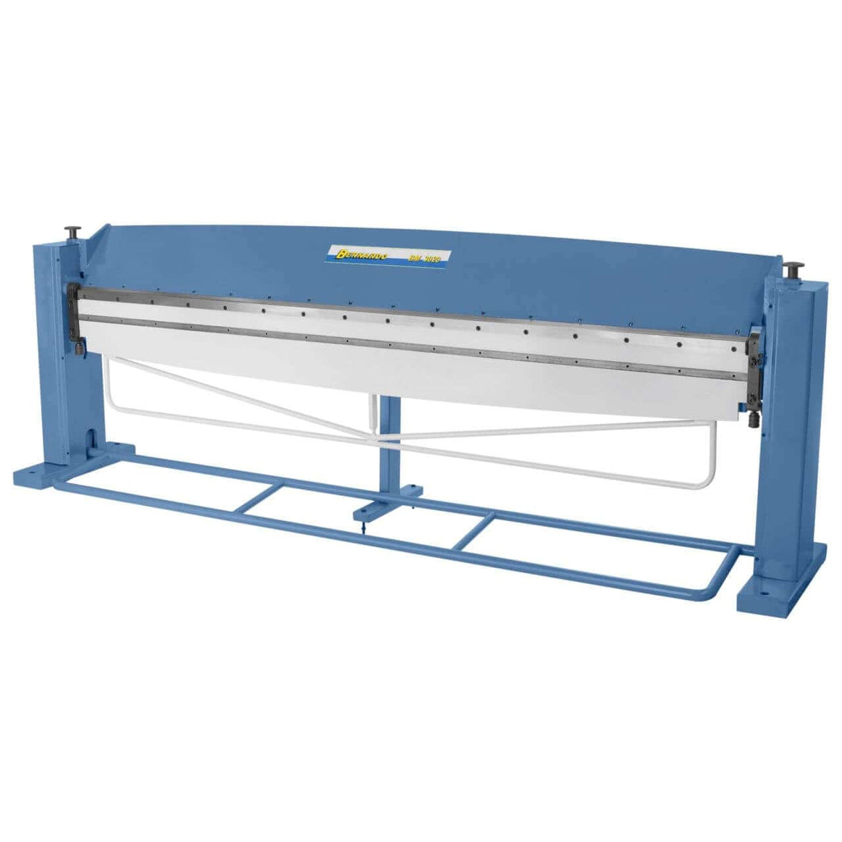 Piegatrice Bernardo BM 3020 con struttura in acciaio saldato, bloccaggio a pedale e capacità di piegatura fino a 3020 mm.