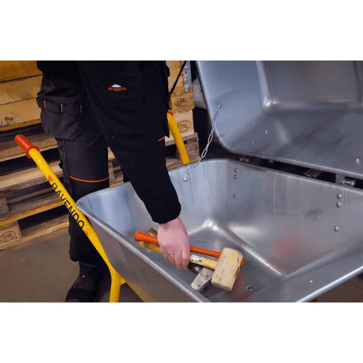 Wheelbarrow with lid BC 1100 LID