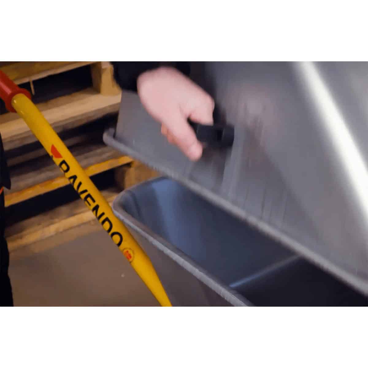 Wheelbarrow with lid BC 1100 LID