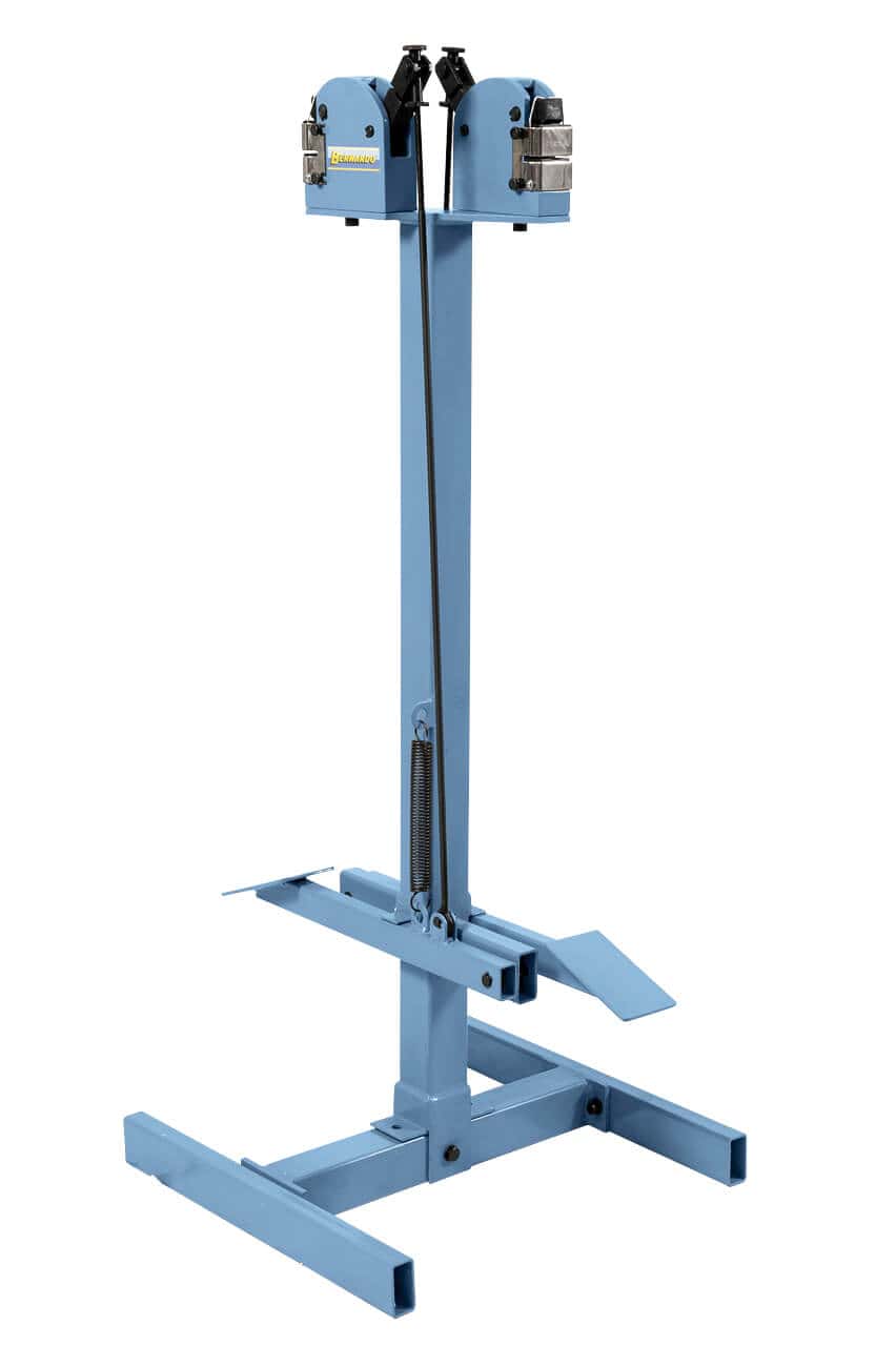 Bernardo Shrinker e Stretcher SS 18 FD con azionamento a pedale, capacità fino a 1,5 mm e set completo di shrinking e stretching tools.