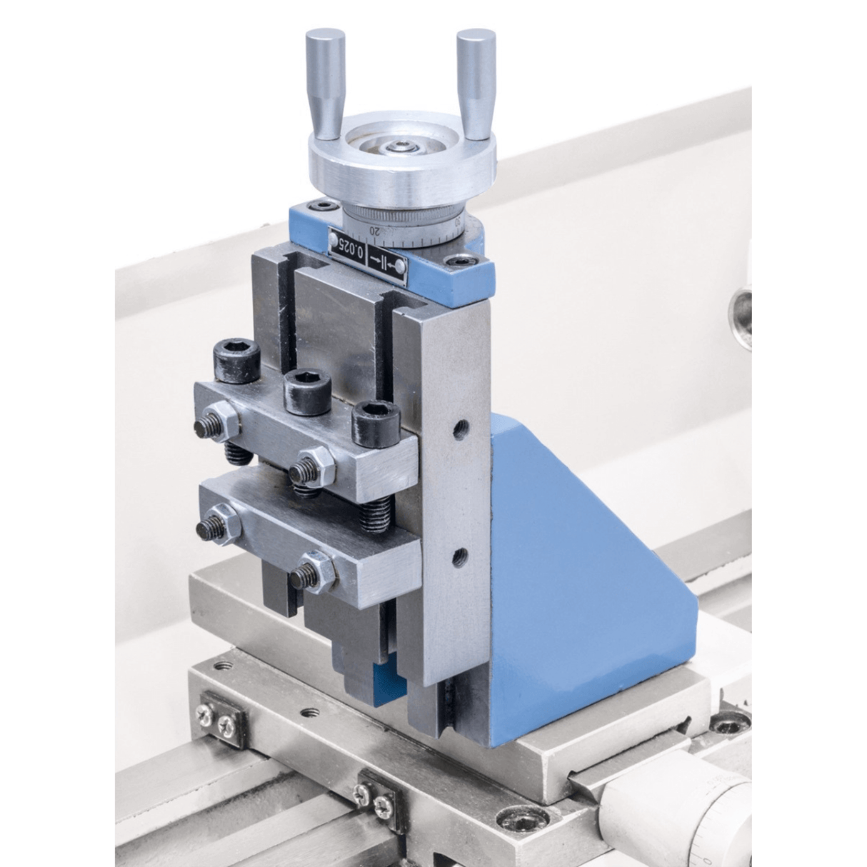 Il supporto verticale montato su un tornio serie Hobby 300 Vario, con utensile di fresatura fissato e piano pronto per lavorazione verticale.