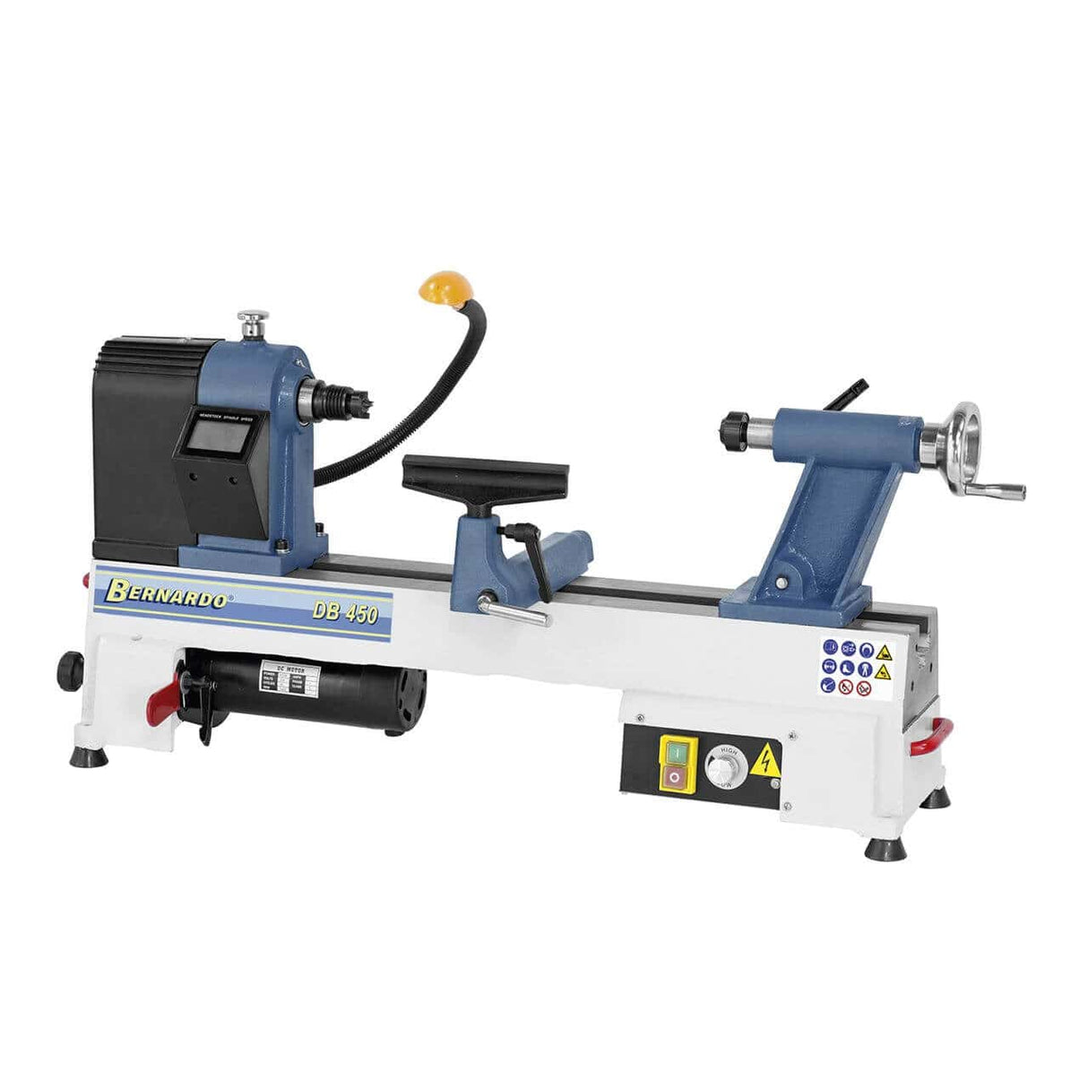 Tornio per legno DB 450 su struttura in ghisa, dotato di accessori, luce di lavoro e comandi frontali intuitivi.