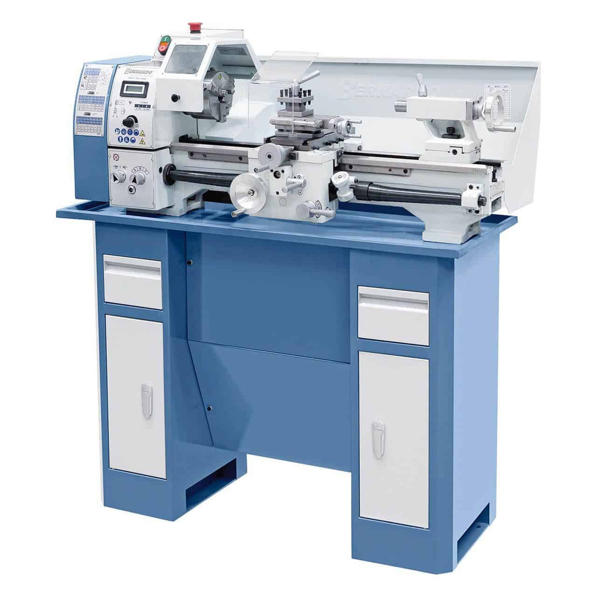 Tornio compatto con controllo elettronico della velocità , avanzamento automatico e struttura robusta per lavorazioni tecniche di precisione.