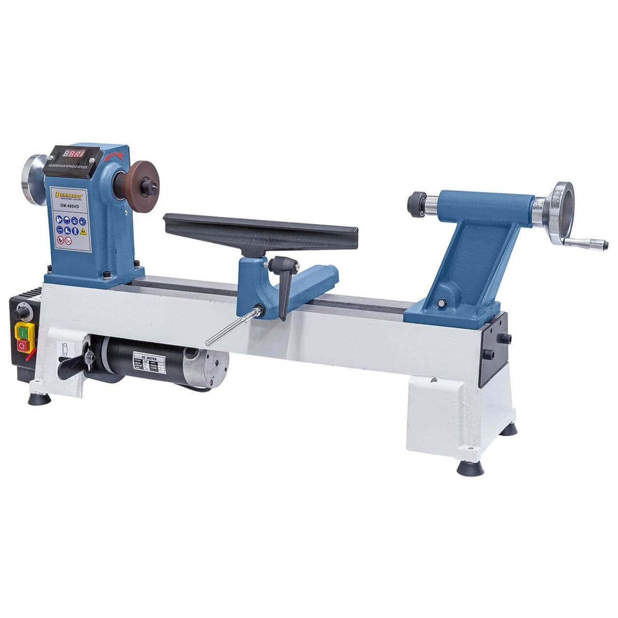 Tornio compatto e preciso per lavorazioni artigianali e hobbistiche, dotato di struttura in ghisa, velocità regolabile e accessori inclusi.