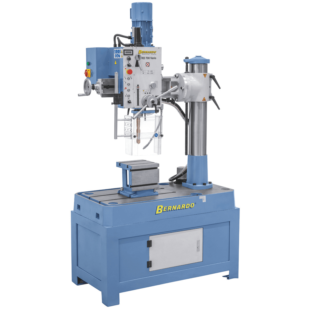 Vista frontale della foratrice radiale RD 700 Vario, completa di tavolo cubo, base con cave a T e braccio scorrevole regolabile in altezza e inclinazione. Ideale per lavorazioni di precisione su componenti voluminosi.