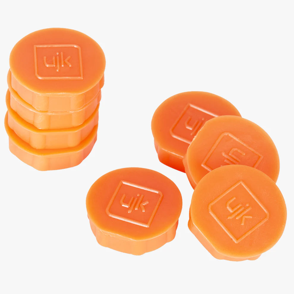 Set 40 tappi per fori da 20 mm UJK in polimero arancione con incasso logo UJK sulla sommità, per piano Festool MFT/3 e piani multifunzione a griglia da 20 mm