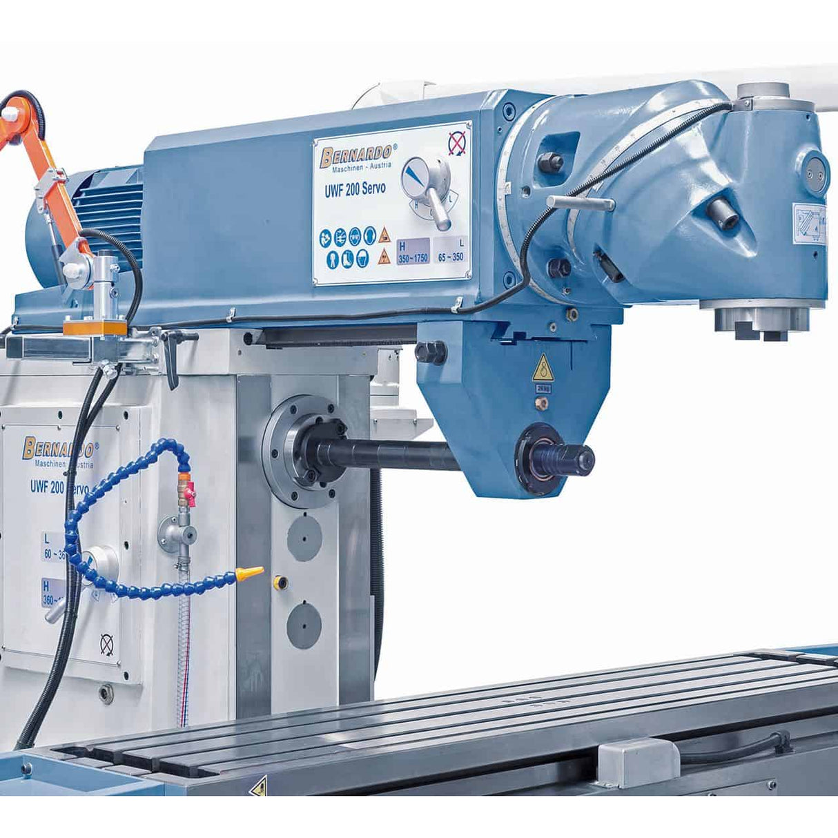 Universal milling machine with servo-assisted turret for UWF 200 Servo feeds