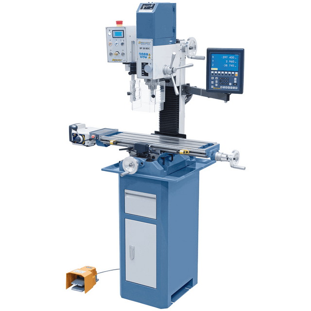 Trapano-fresatrice Bernardo BF 28 BDC con motore DC, testa inclinabile ±90°, avanzamento automatico asse X e visualizzatore digitale a 3 assi per lavorazioni di precisione.