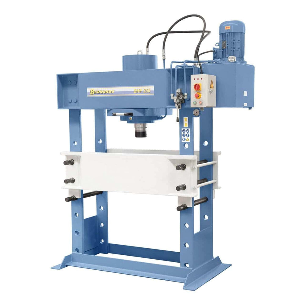Pressa idraulica Bernardo BHP 250 con piano regolabile, cilindro scorrevole e manometro integrato, ideale per lavorazioni industriali pesanti.