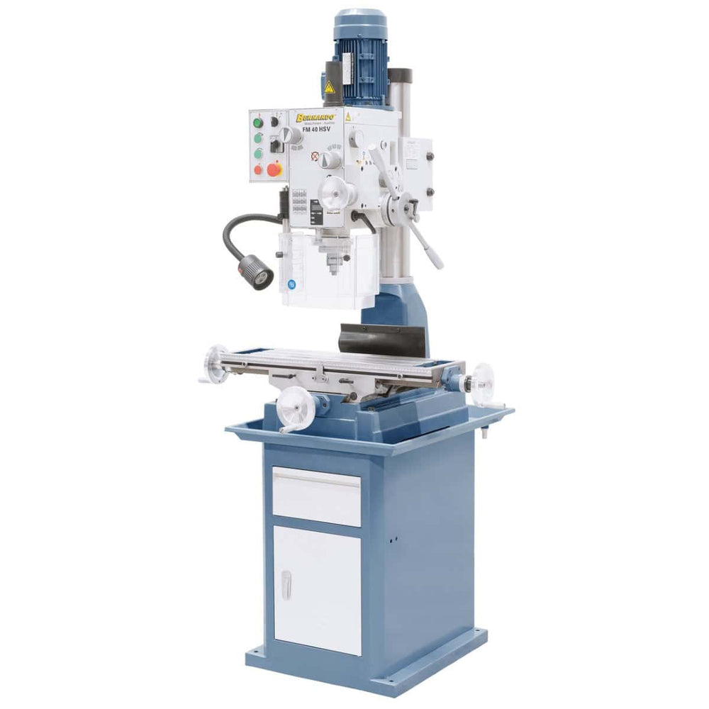 Trapano-fresatrice Bernardo FM 40 HSV con tavola 730 x 210 mm, testa inclinabile ±90° e ruotabile a 360°, tre avanzamenti automatici e velocità variabile fino a 3200 rpm.