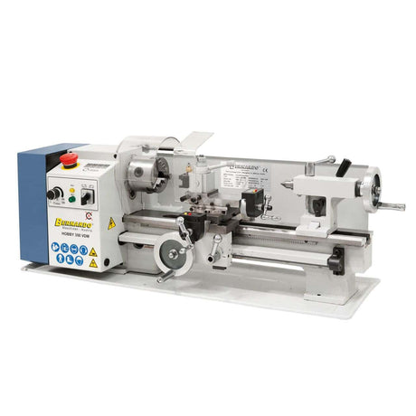 Vista completa del tornio Bernardo Hobby 350 VDM con banco in ghisa, display digitale per la velocità, mandrino autocentrante e contropunta montata.