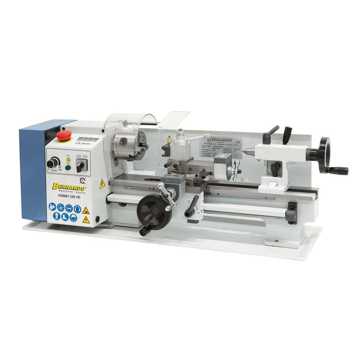 Vista del tornio Bernardo Hobby 350 VD, con struttura robusta in ghisa, mandrino autocentrante a 3 griffe montato e display digitale per il controllo della velocità.