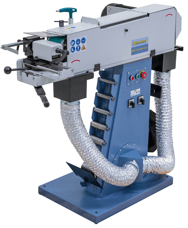 Smerigliatrice a nastro Bernardo KBR 100 x 2000 DC-2 con dispositivo per tubi Ø 20–76 mm, regolazione angolare e aspirazione integrata.