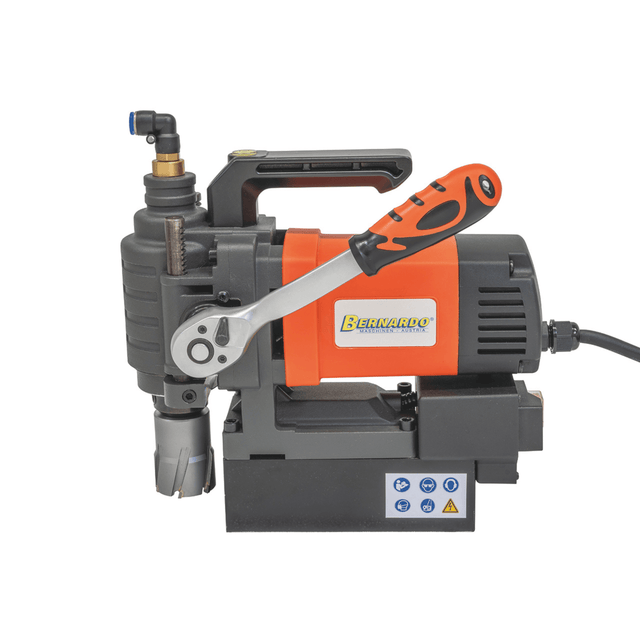 Carotatrice magnetica Bernardo MD 3850 con motore da 1650 W, base magnetica 14.500 N, Ø carotaggio fino a 38 mm e profondità 50 mm, leggera e portatile.