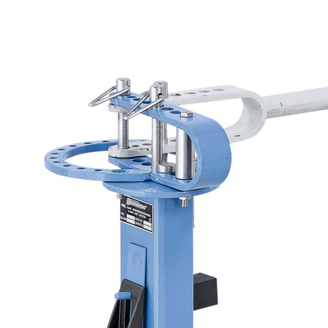 Piegatrice Bernardo MR 100 Pro con struttura robusta, leva telescopica e accessori standard inclusi per piegare acciaio piatto, tondo, quadri e realizzare spirali.