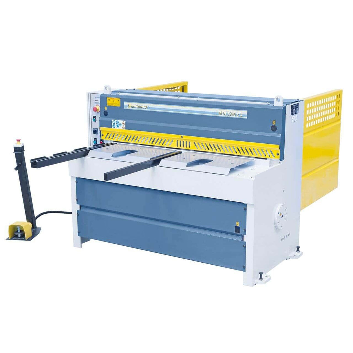 Cesoia a ghigliottina Bernardo MTA 1560 x 3 mm con registro manuale, tavolo a rulli integrati e fotocellule di sicurezza.