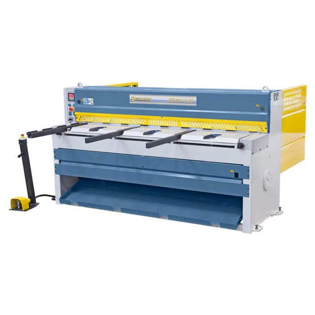 Cesoia a ghigliottina Bernardo MTE 1360 x 3 mm NCC con battuta posteriore NC motorizzata, lame doppie e tavolo a rulli integrati.