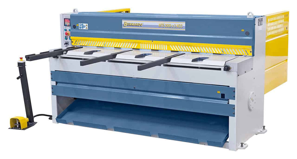 Cesoia a ghigliottina Bernardo MTE 2520 x 2,5 mm NCC con battuta posteriore NC, lame doppie e tavolo a rulli integrati.