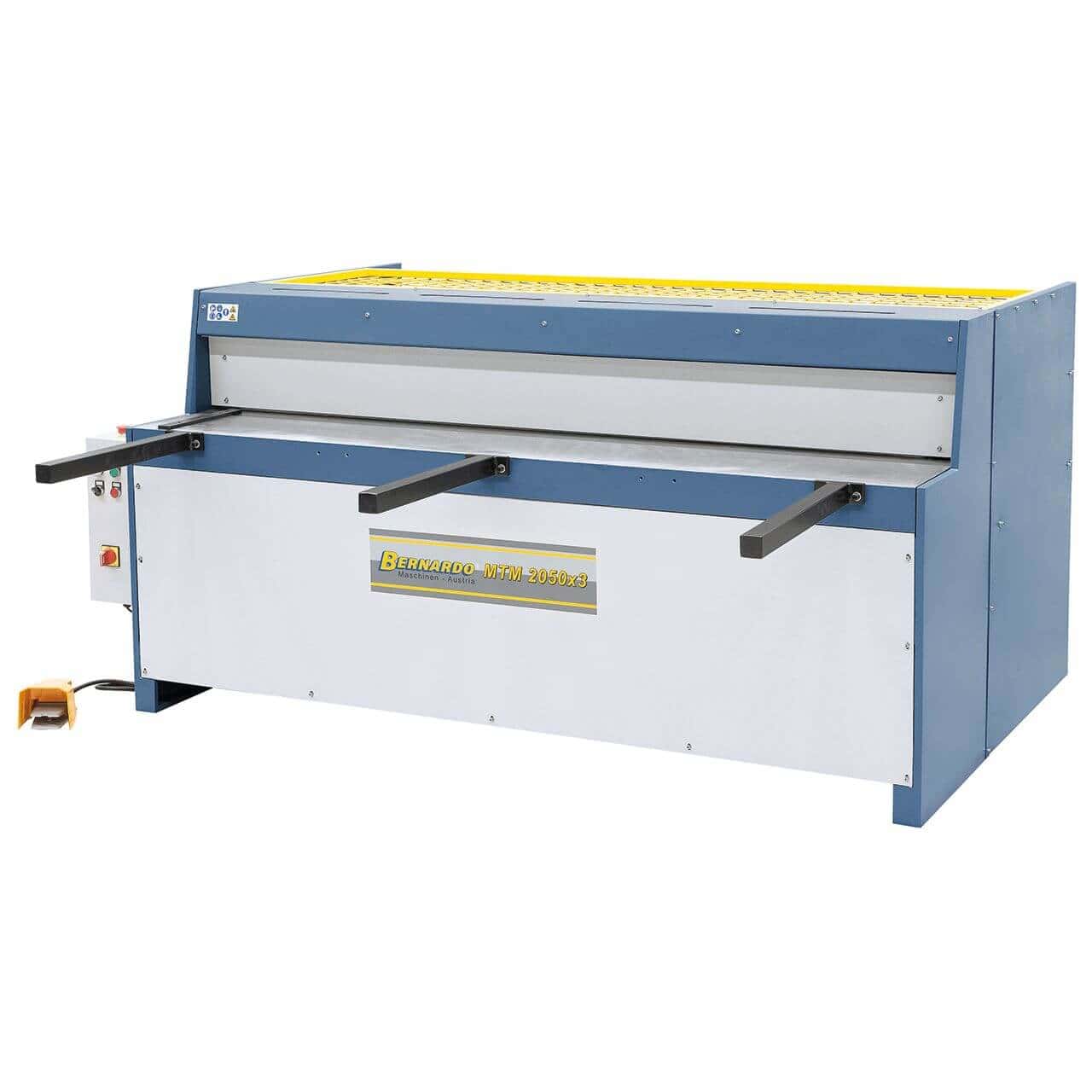 Cesoia a ghigliottina Bernardo MTM 1250 x 3 mm con registro manuale, tavolo con supporti frontali e lame doppie in acciaio temprato.