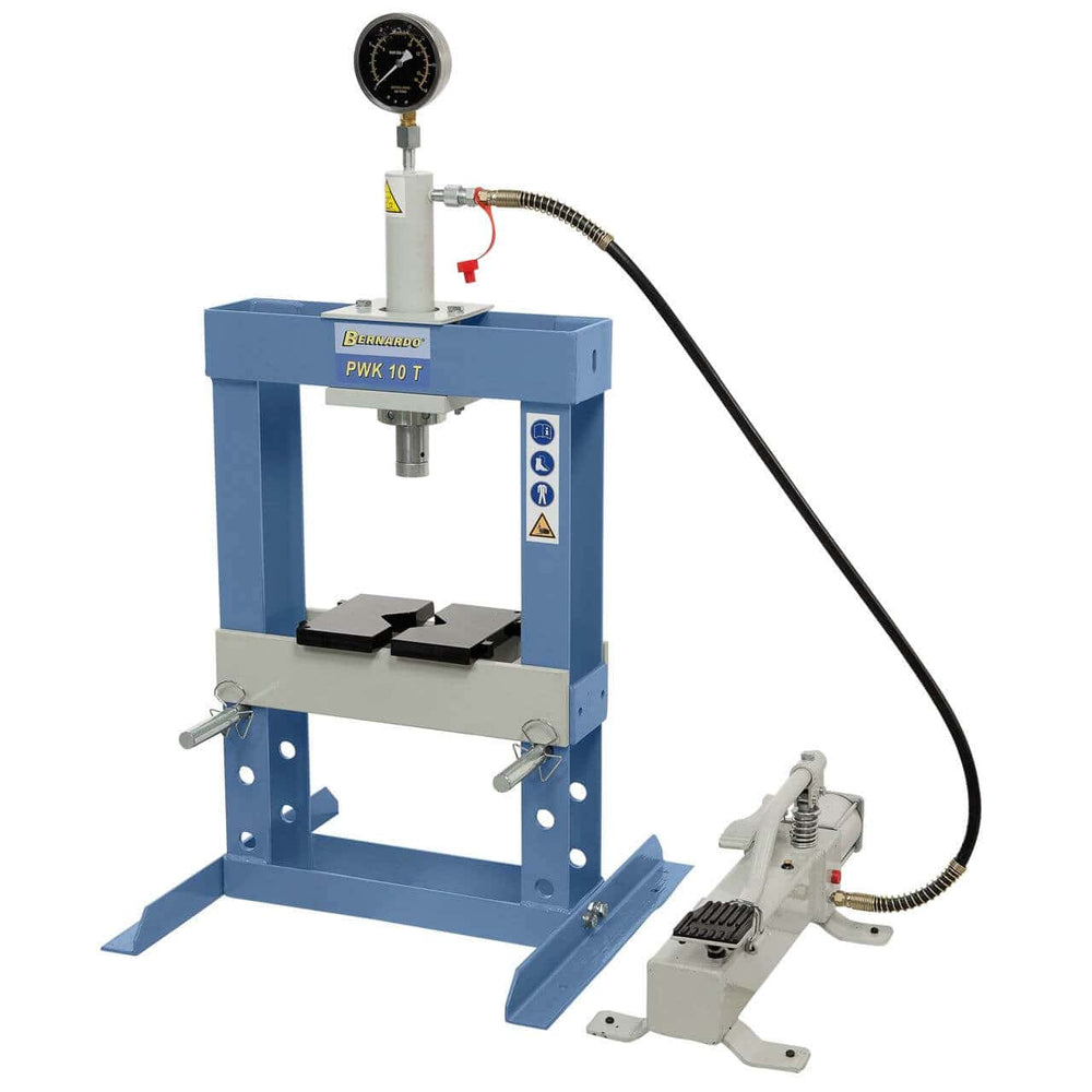 Pressa pneumatica Bernardo PWK 10 T con struttura robusta e manometro integrato, ideale per officine e reparti manutenzione.
