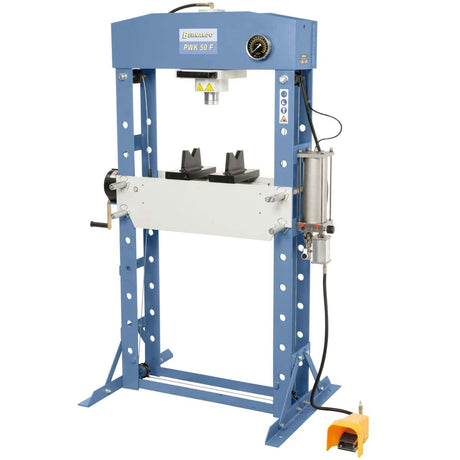 Pressa pneumatica Bernardo PWK 50 F con verricello e pedale standard, robusta e potente per officine e reparti industriali.