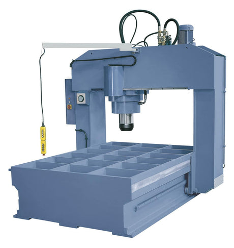 Pressa idraulica Bernardo DKS 200 da 200 tonnellate con corsa longitudinale di 2000 mm e struttura a portale per uso industriale.