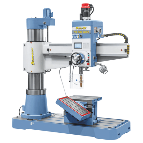 Trapano radiale Bernardo RD 1600 Servo con touchscreen, calcolo automatico velocità/avanzamento, servomotori per mandrino e bussola, capacità di foratura fino a 50 mm.