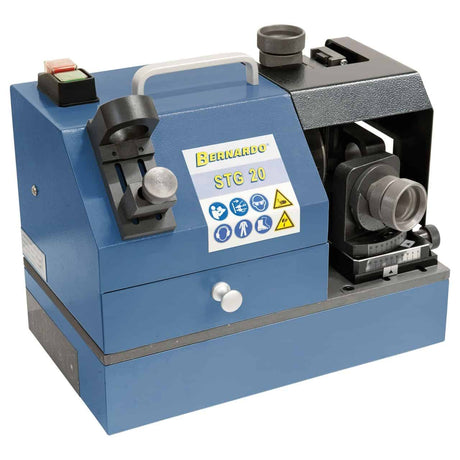 Affilatrice Bernardo STG 20 per maschiatori M5–M20 con mola CBN e set pinze ER 20, ideale per utensili in HSS e carbide.