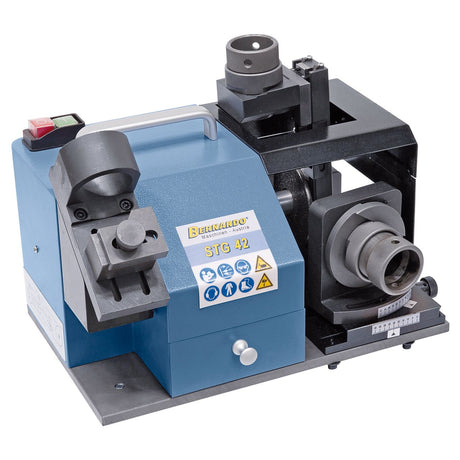 Affilatrice Bernardo STG 42 per maschiatori M16–M42 in HSS e carbide, con mola CBN e set pinze ER 40 incluse.