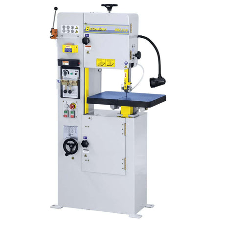 Sega a nastro verticale Bernardo VMS 310 con tavolo in ghisa inclinabile, velocità variabile, saldatrice lama e accessori integrati.