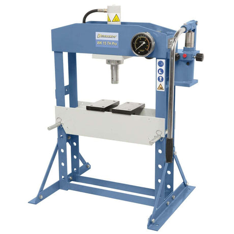 Pressa da officina Bernardo WK 15 TH Pro con struttura in acciaio saldato, manometro di grandi dimensioni e cilindro laterale scorrevole.