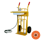 Carrello Ravendo CLM WS con lavabo e rubinetto integrato, struttura in acciaio giallo e ruote pneumatiche, ideale per igiene mobile in ambienti di lavoro.
