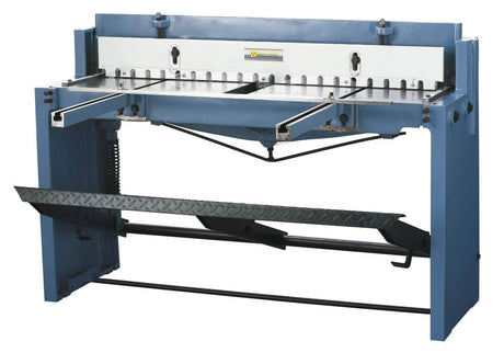 Bernardo Cesoia a pedale FBS 1320 con arresto posteriore 0 – 700 mm, lame a doppio taglio e supporto frontale per lamiere di grande formato.