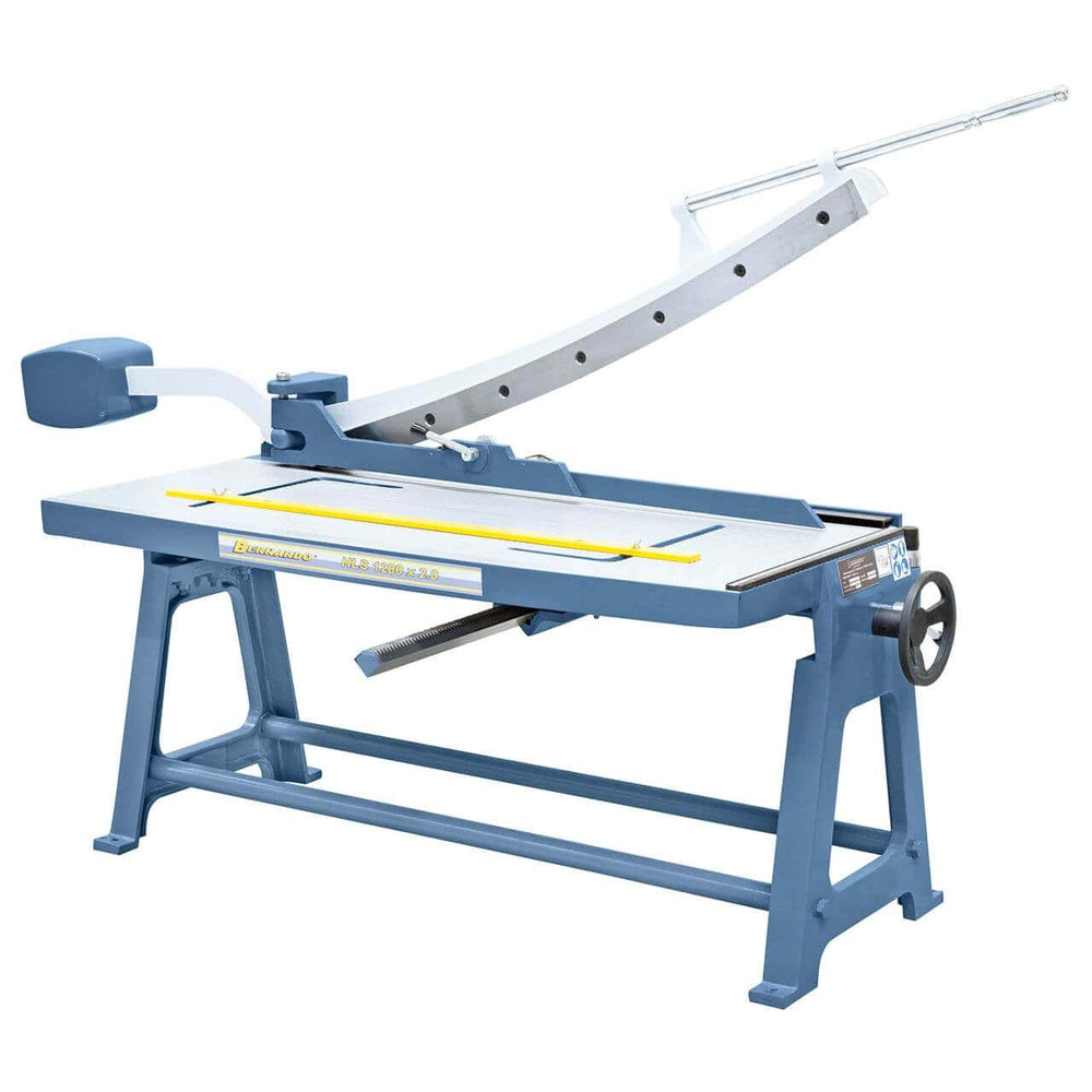 Cesoia manuale a leva Bernardo HLS 1280 x 2,0 con piano di lavoro ampio e basamento in ghisa, ideale per tagliare lamiere fino a 2 mm di spessore.