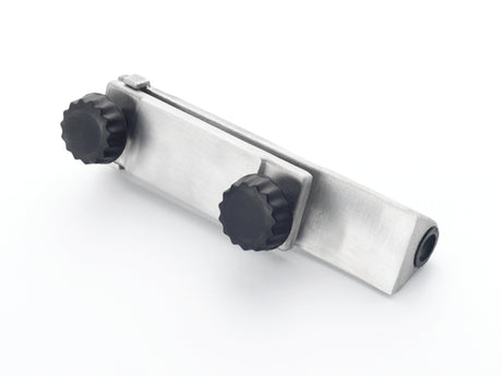 Affilatura di uno scalpello con la dima Record Power WG250/C installata su una mola ad acqua, con utensile fissato e regolazione tramite pomelli ergonomici.
