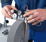  Supporto regolabile per forbici installato su affilatrice NTS 250 Vario, ideale per affilature professionali di lame dritte o curve.