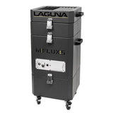 Il filtro LAGUNA MFlux 5 mostrato in un laboratorio: struttura compatta verticale, ruote girevoli, maniglie ergonomiche e pannello frontale con display e telecomando.