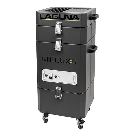 Il filtro LAGUNA MFlux 5 mostrato in un laboratorio: struttura compatta verticale, ruote girevoli, maniglie ergonomiche e pannello frontale con display e telecomando.