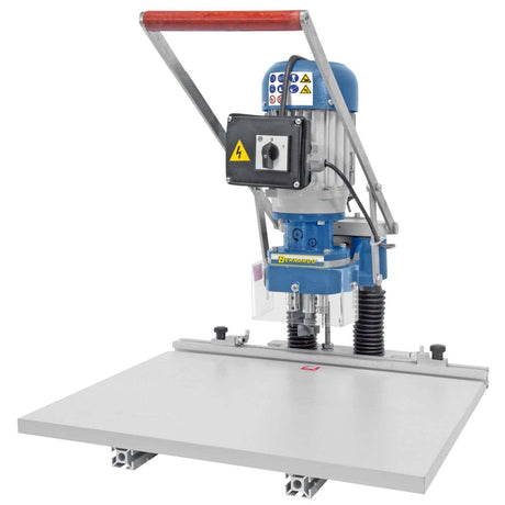 Vista compatta della foratrice BBM 35 M con guida, tavola e leva manuale, ideale per la foratura di cerniere Grass su ante e mobili in legno.