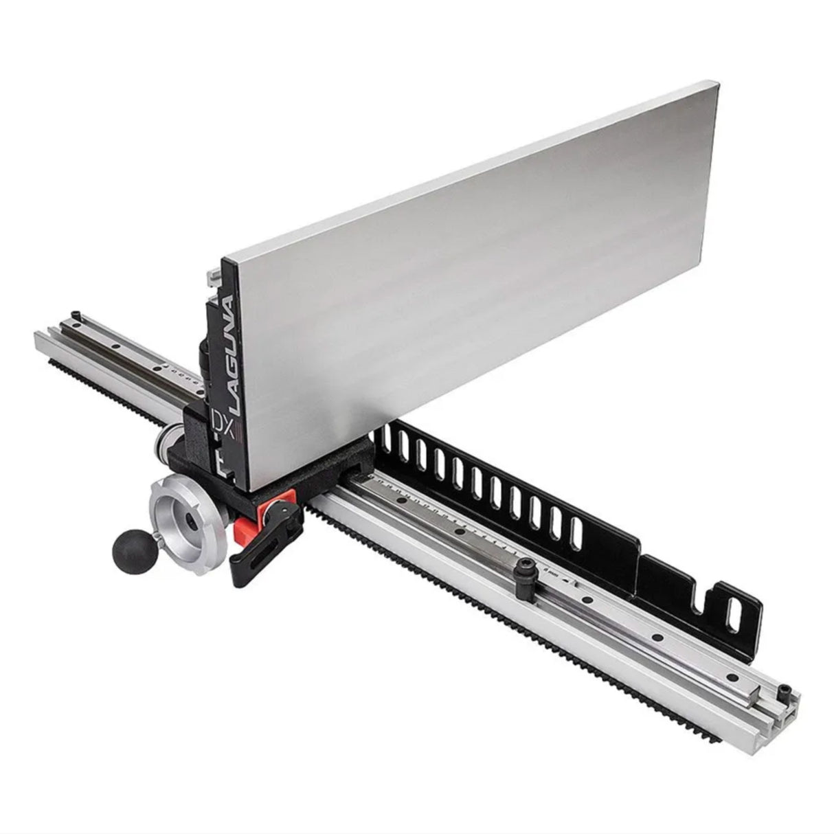 La guida DriftMaster montata su sega a nastro LAGUNA, con profilo inclinato, volantino di regolazione frontale e sistema a ingranaggio lineare per tagli ultra precisi.
