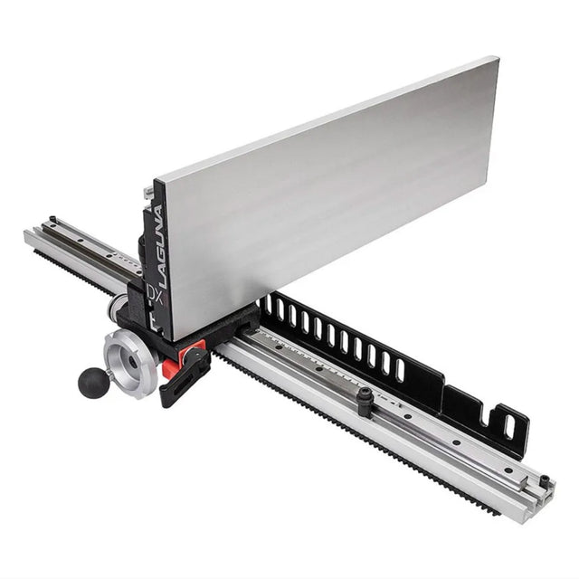 La guida DriftMaster montata su sega a nastro LAGUNA, con profilo inclinato, volantino di regolazione frontale e sistema a ingranaggio lineare per tagli ultra precisi.