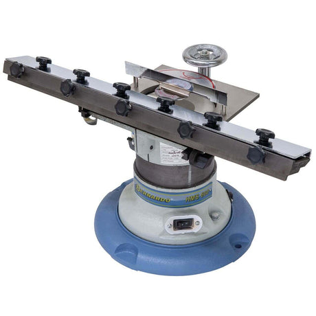 Vista dell’affilatrice HMS 600 con guida inclinabile 20°–90°, portacoltelli in ghisa, mola bilanciata e accessori inclusi, progettata per l’affilatura rapida e precisa di coltelli di pialla e utensili da falegnameria.