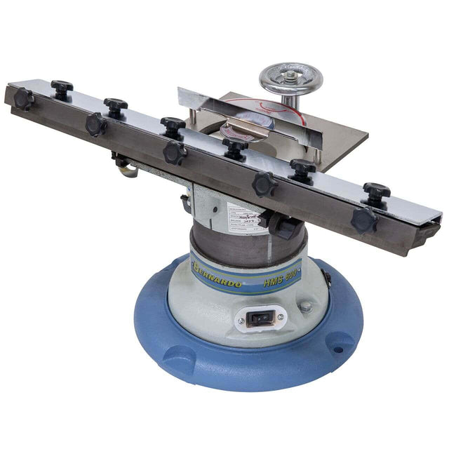 Vista dell’affilatrice HMS 600 con guida inclinabile 20°–90°, portacoltelli in ghisa, mola bilanciata e accessori inclusi, progettata per l’affilatura rapida e precisa di coltelli di pialla e utensili da falegnameria.